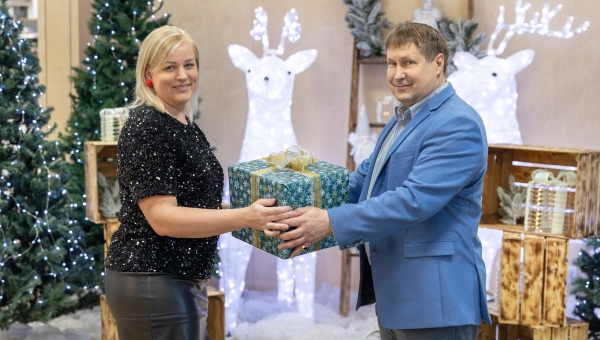 Fotol on Kristi Hellamaa, Maksimarketi lillepoe juhataja, ja Võru Tarbijate Ühistu juhatuse liige Andres Kõiv Kristi Hellamaa idee järgi kujundatud jõulunurgas. Sarnast kujundust on ka teistes Coopi poodides üle Võrumaa, seega tasub silmad lahti hoida. Foto: Aigar Nagel